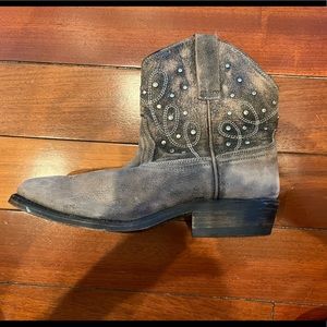 Short cowboy boots with rhinestones